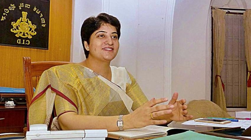 सोनिया नारंग के पिता भी प्रशासनिक अधिकारी रह चुके हैं। वह अपने पिता की ही तरह बनना चाहती थीं और ऐसा किया भी।