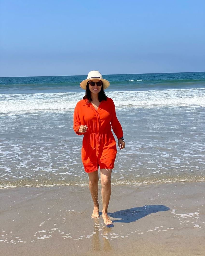 सनी लियोनी की ये तस्वीरें फैंस को काफी पसंद आ रही हैं।