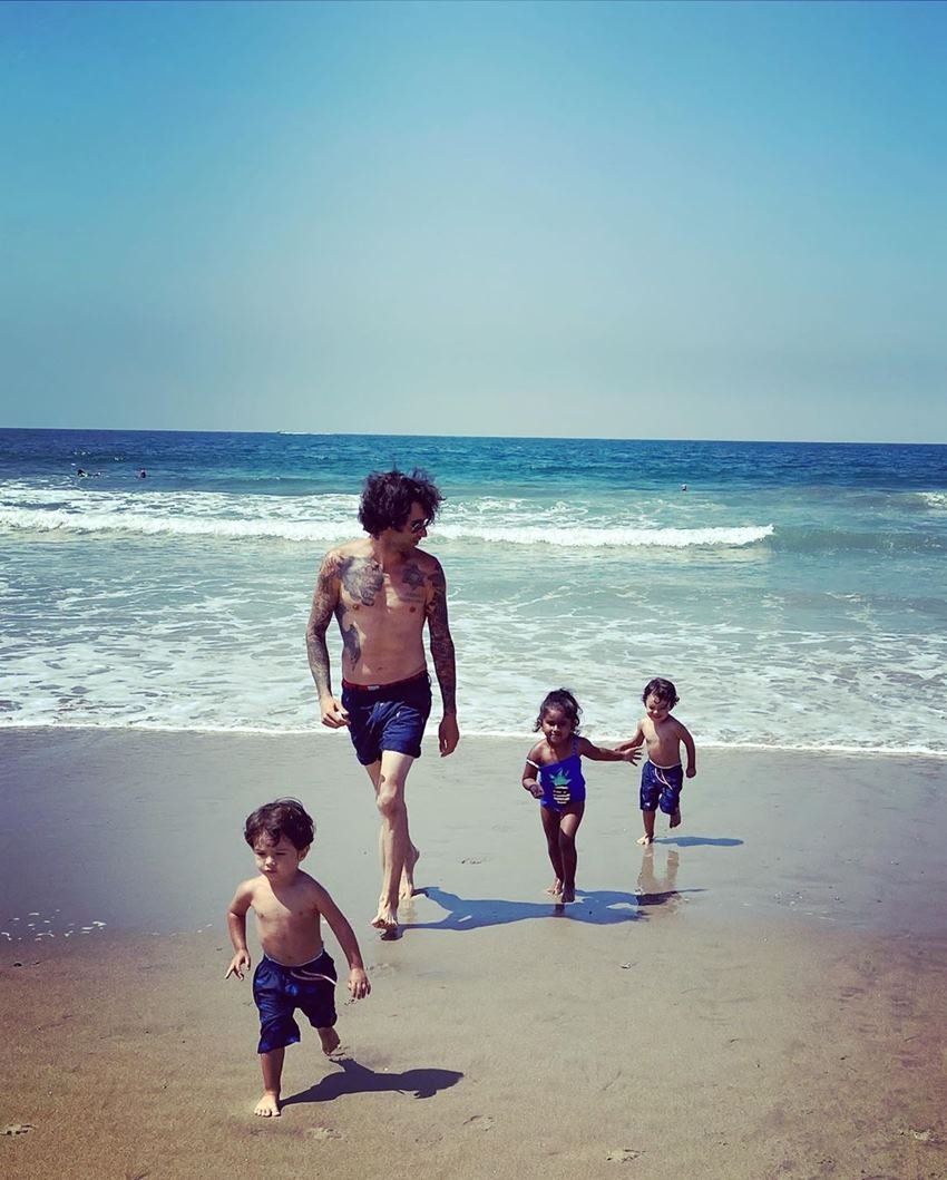 तस्वीरों में सनी लियोनी के तीनों बच्चें भी अपने पापा संग मस्ती करते दिख रहे हैं।