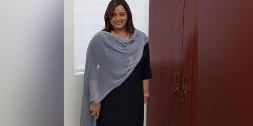 स्‍वपना का जन्म यूएई में हुआ था। वहीं एयरपोर्ट पर वह नौकरी किया करती थी। एक दिन अपने पति को तलाक दे स्‍वपना भारत चली आई। यहां तिरुअनंतपुरम में वह ट्रैवल एजेंसी चलाने लगी।