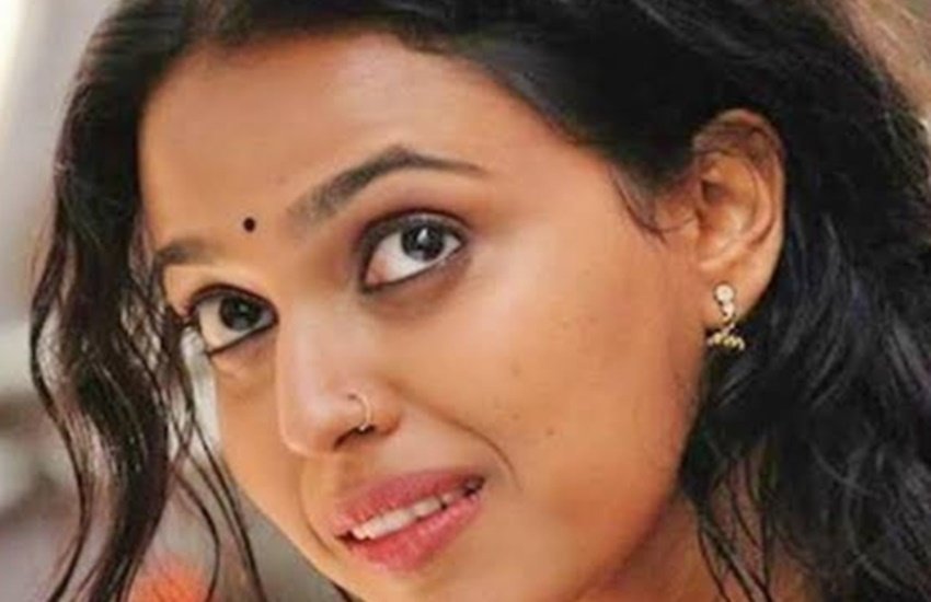 Swara Bhasker: स्वरा भास्कर अपने फिल्मी करियर में कई बेहतरीन किरदार निभा चुकी हैं। फिल्मों के इतर वह सोशल मीडिया में भी काफी सक्रीय रहती हैं।सोशल मीडिया में स्वरा भास्कर अकसर ट्रोल भी होती रहती हैं। ऐसा ही तब हुआ था, जब वह वाइट कलर की शॉर्ट फ्रॉक में नजर आई थीं।