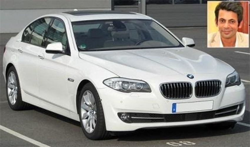 सुनील ग्रोवर के पास व्हाइट कलर की बीएमडब्ल्यू 5 सीरीज़ कार है।