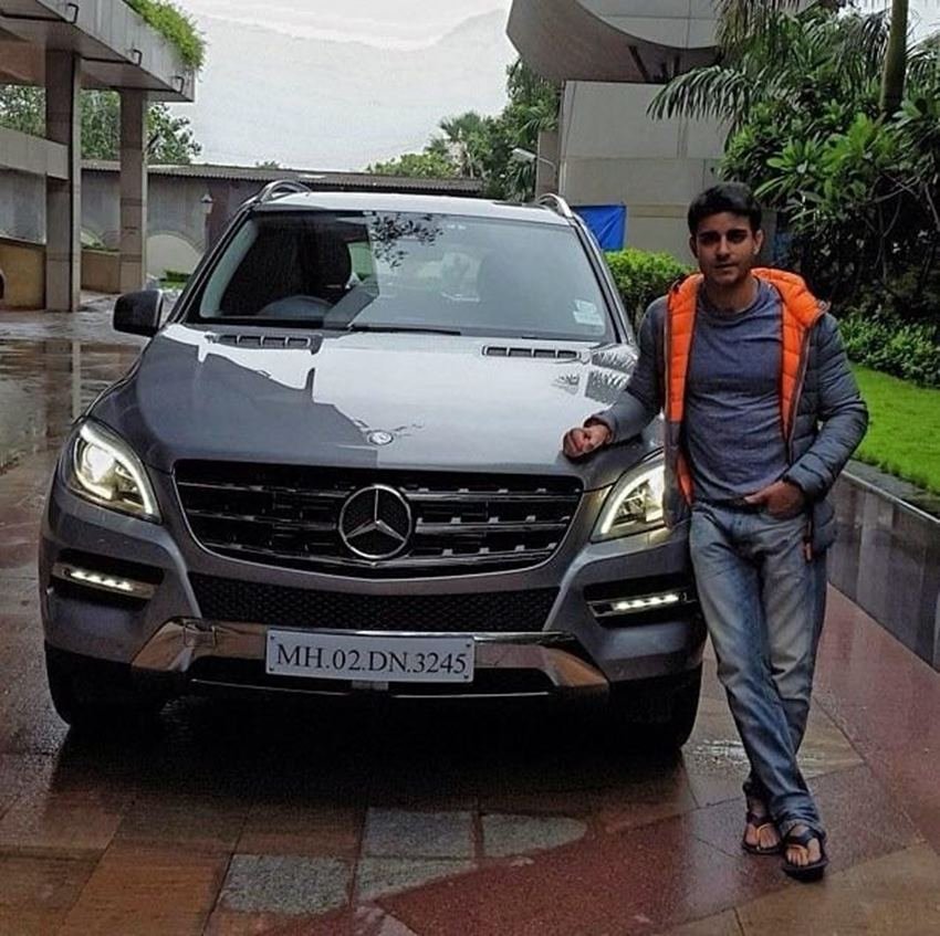 गौतम रोडे के पास व्हॉइट कलर की मर्सिडीज़ है, जिसका टॉप ब्लैक है।