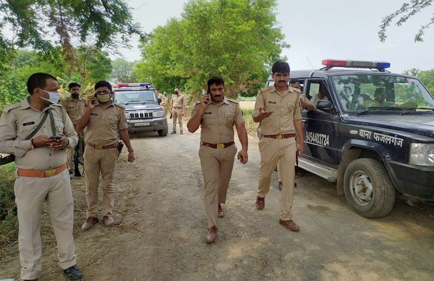 मुरादाबाद में लगे वीकेंड लॉकडाउन पर लोगों की चेकिंग में जुटी UP पुलिस।
