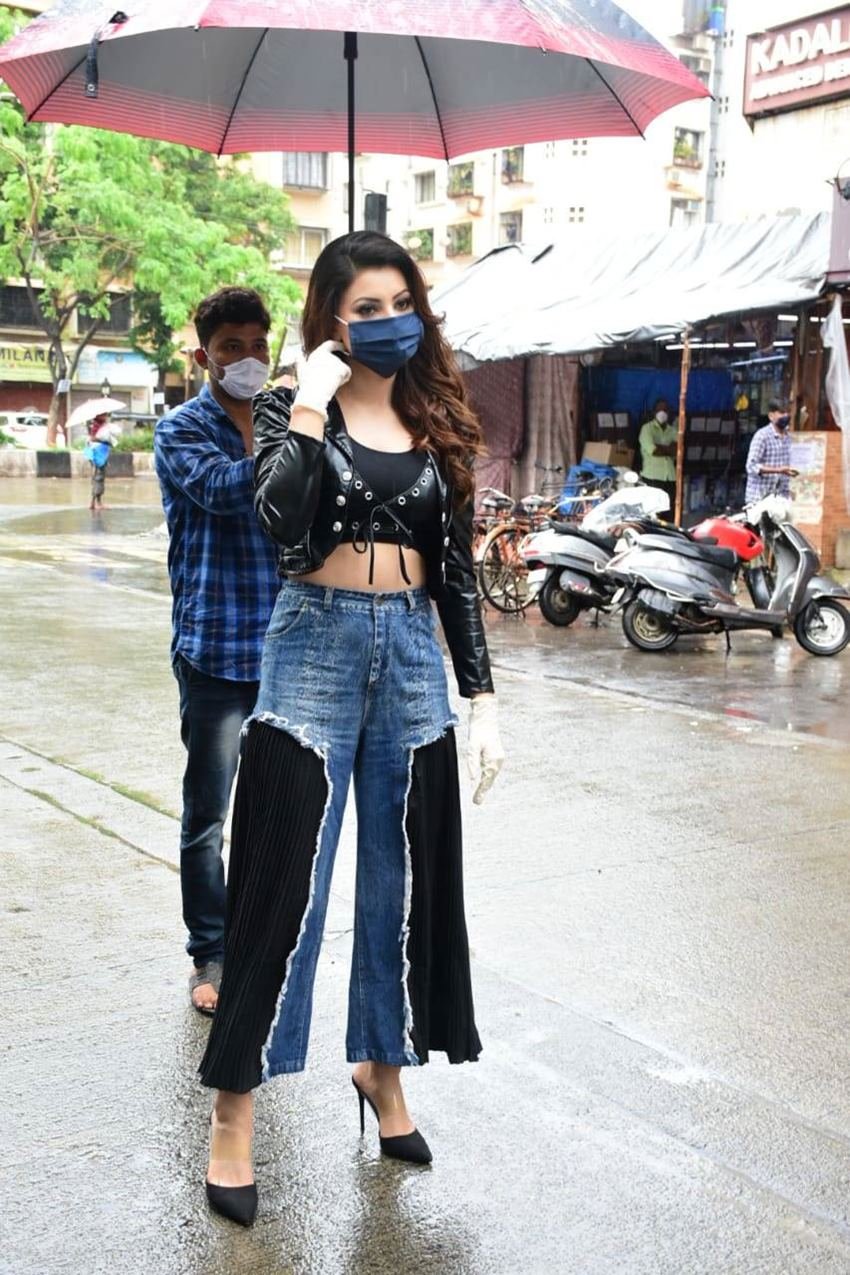 उर्वशी रौतेला की इन तस्वीरों पर लोग उनके फैशन सेंस को लेकर उन्हें ट्रोल करने लगे। लोग लिखने लगे कि अगर भगवान ने आपको खूबसूरती दी है तो क्या कपड़े पहनने में थोड़ी अक्ल भी नहीं लगा सकतीं। वहीं कुछ यूजर्स ने लिखा कि ये क्या देख लिया हमने।