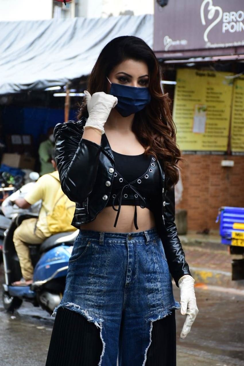 उर्वशी यूं तो अपने कपड़ों के लिए हमेशा तारीफें सुनती हैं लेकिन इन कपड़ों में वह फैंस को बिल्कुल नहीं भाईं औऱ ट्रोल होने लगीं।