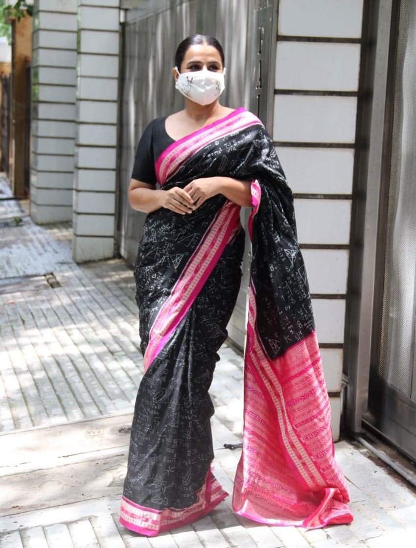 पूरी साड़ी ही फार्मूलों से प्रिंटेड है जो इसे काफी यूनीक बना रही है।