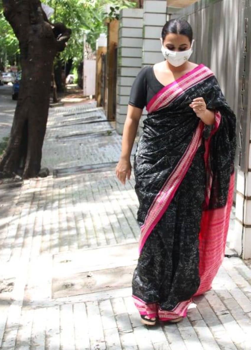 विद्या ने इस ड्रेस के साथ कोई भी ज्वैलरी कैरी नहीं की है। इसके साथ ही कोरोना महामारी को देखते हुए उन्होंने मास्क भी कैरी किया हुआ है। 