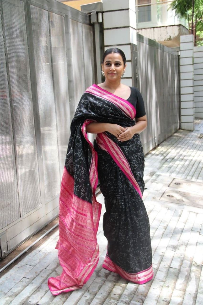 साड़ी पर पिंक बॉर्डर इसकी सुंदरता को और भी ज्यादा बढ़ा रहे हैं।