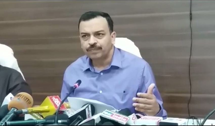 अमिताभ यश के बारे में कहा जाता है कि वह जिस जिले में तैनाती पाते थे वहां से अपराधी या तो बेल तुड़वाकर जेल चले जाते थे या फिर जिला छोड़ देते थे।