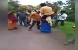 अफेयर के शक में महिला को दी पति को कंधे पर लाद घूमने की सजा, लोग बनाते रहे वीडियो