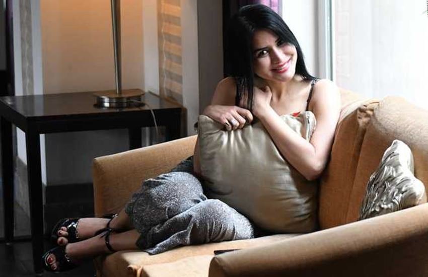 फिल्म इंडस्ट्री में आने से पहले जश्न अग्निहोत्री नामी एयरलाइन्स में एयर होस्टेस थी।