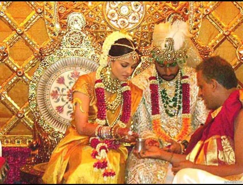 ऐश्वर्य़ा राय के शादी वाले आउटफिट की कीमत 75 लाख बताई जाती है।