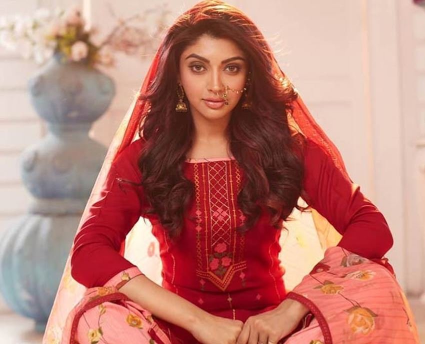 आकांक्षा पुरी भी एयरहोस्टेस थीं। वह इंटरनैशनल केबिन क्रू का हिस्सा रह चुकी हैं।