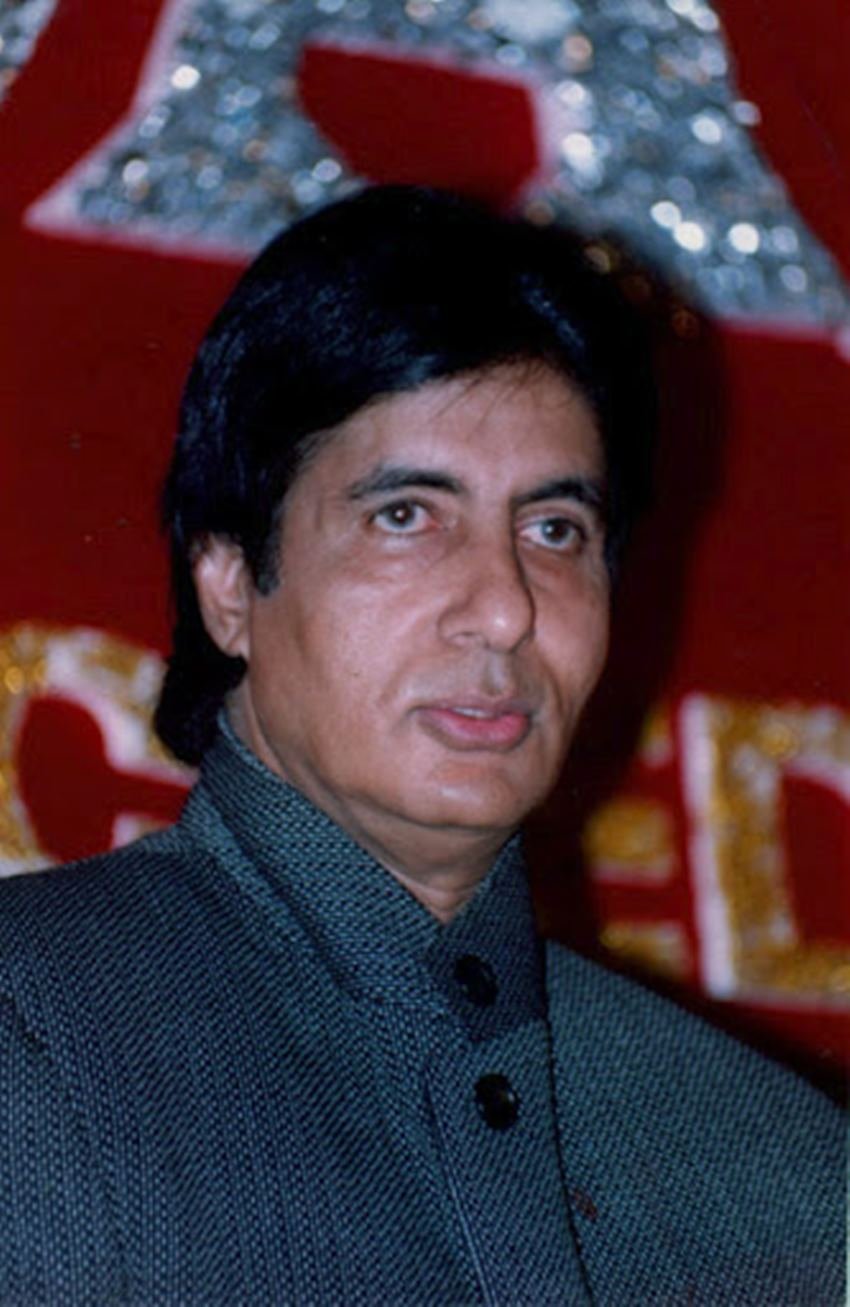 अमिताभ बच्चन का नाम 90 के दशक में सबसे ज्‍यादा फीस पाने वाले एक्‍टर्स में शुमार था। बताया जाता है कि वह प्रति फिल्म करीब 3 करोड़ चार्ज किया करते थे।