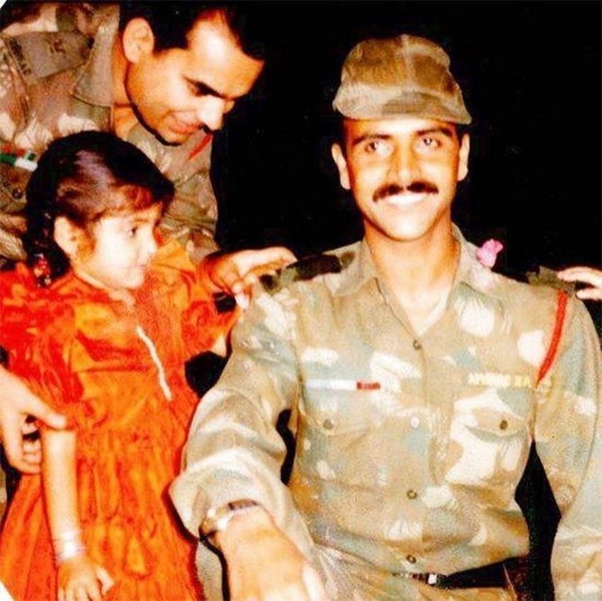 अनुष्का शर्मा के पिता अजय कुमार शर्मा आर्मी में थे। अब वह रिटायर हो चुके हैं और पत्नी के साथ साधारण जीवन जी रहे हैं।