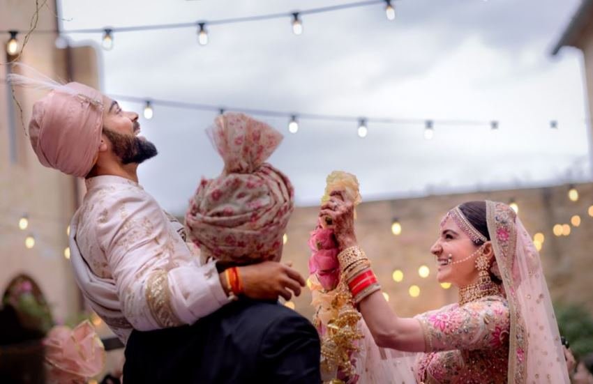 अनुष्का शर्मा का लहंगा 45 लाख का बताया गया था।