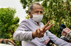 सीएम अशोक गहलोत ने पीएम मोदी को पत्र लिख केंद्रीय मंत्री गजेंद्र सिंह शेखावत की शिकायत की, हॉर्स ट्रेडिंग मामले में स्टैंड लेने की मांग की