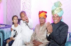 राजस्थान: किसानों को मिलने वाला उर्वरक मलेशिया, सिंगापुर भेज दिया; पढ़िए CM अशोक गहलोत के भाई अग्रसेन पर क्या है आरोप