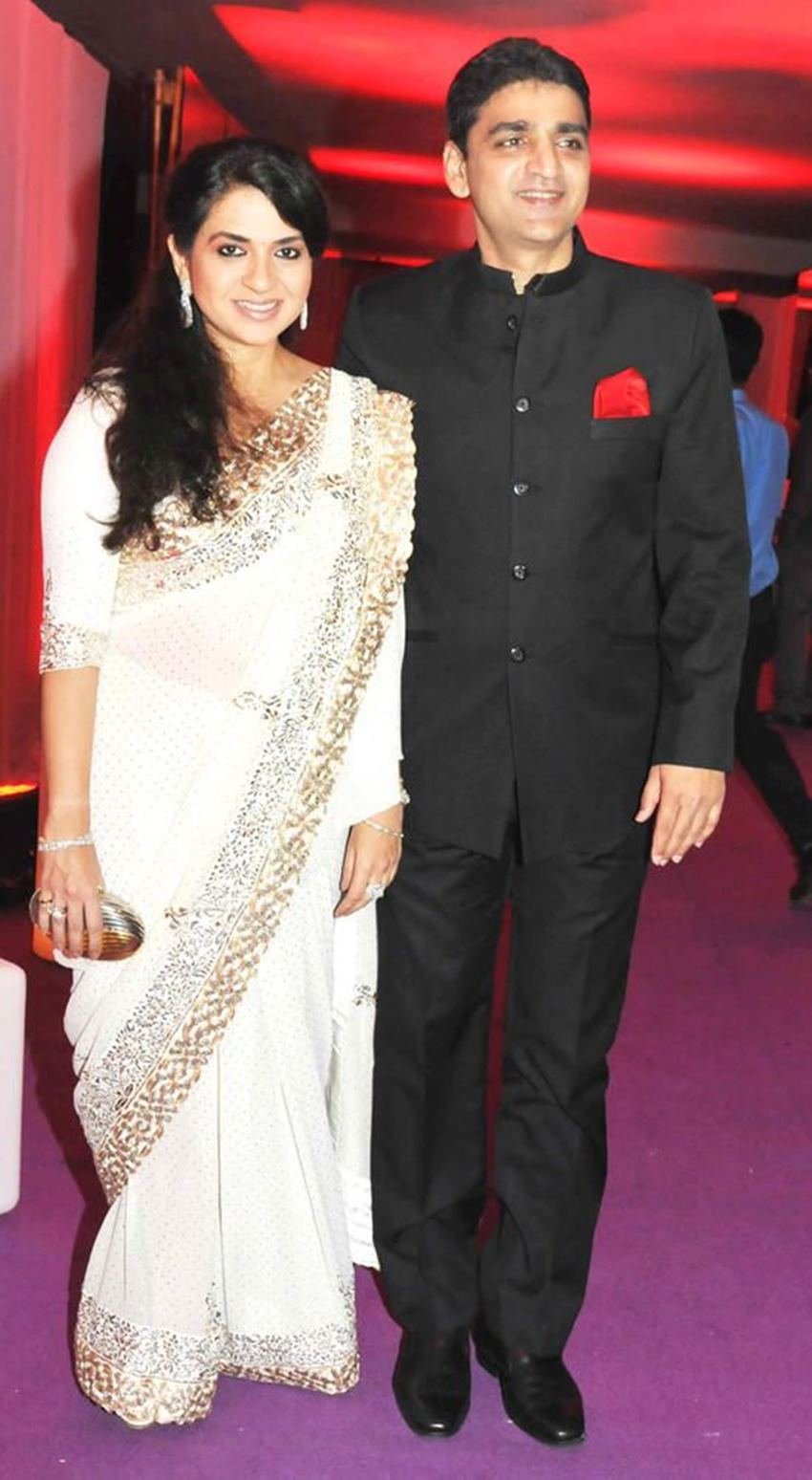 Shaina NC: बीजेपी की शायना एनसी ने मनीष मुनोत को अपना हमसफर बनाया है। मनीष पेशे से बिल्डर हैं। मुंबई में मनीष मुनोत की पहचान एक जाने-माने बिल्डर और डेवलपर के तौर पर है।