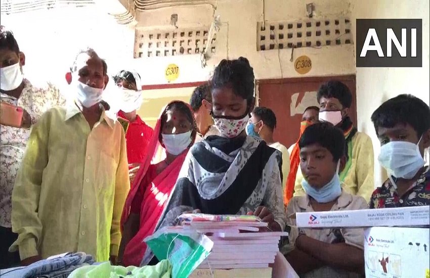 इंदौर नगर निगम ने भारती के परिवार को प्रधानमंत्री आवास योजना के तहत एक फ्लैट देने का निर्णय किया है। (ANI)