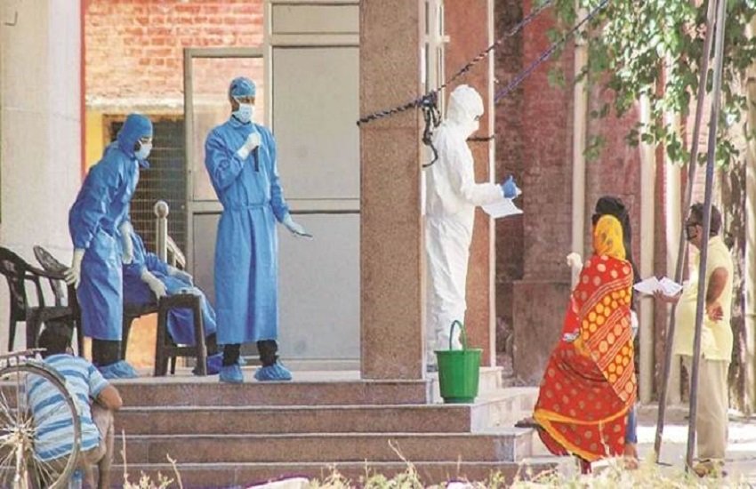 फुटपाथ पर करीब एक घंटे से अधिक समय तक पड़ा रहा मरीज का शव। (indian express photo)