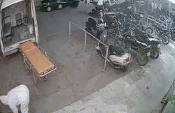 रात के अंधेरे में कोरोना मरीज का शव अस्पताल के सामने फुटपाथ पर छोड़क कर भागे एंबुलेंस कर्मी, सीसीटीवी में कैद हुई घटना