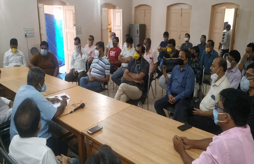 भागलपुर की श्रीगौशाला में कोरोना के बढ़ते प्रकोप पर गहरी चिंता कर मंथन करते व्यापारिक संगठनों के प्रतिनिधि।