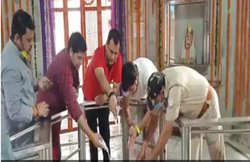 यूपी: लॉकडाउन में बीजेपी एमएलए ने पार किया बॉर्डर, पब्लिक के लिए बंद मंदिर में पूजा भी की