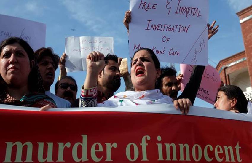 पाकिस्तान में अत्याचार के खिलाफ सड़क पर प्रदर्शन करतीं महिलाएं।