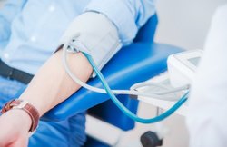 शरीर में दिख रहे हैं ये 5 लक्षण तो जरूर कराएं हाई बीपी टेस्ट, जानिये बचाव के उपाय