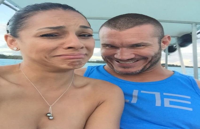 मशहूर WWE रेसलर रैंडी ऑर्टन (Randy Orton) अकसर रिंग में कुश्ती के लिए सिर्खियों में छाए रहते हैं। रिंग के बाहर भी वह अपनी आलीशान लाइफस्टाइल के फेमस हैं। हालांकि इन दिनों वह किन्ही और कारणों से चर्चा में हैं। दरअशल हुआ ये कि रैंडी ऑर्टन ने अपनी पत्नी की न्यूड तस्वीर सोशल मीडिया में शेयर कर दी है। यह फोटो तेजी से वायरल हो रही है।