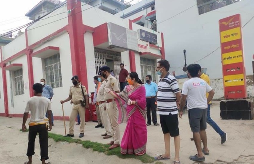  पार्षद प्रीति शेखर , पुलिस व पड़ोस के कुछ लोग शव उठाने के लिए मजदूरों का इंतजाम करते देखे गए।