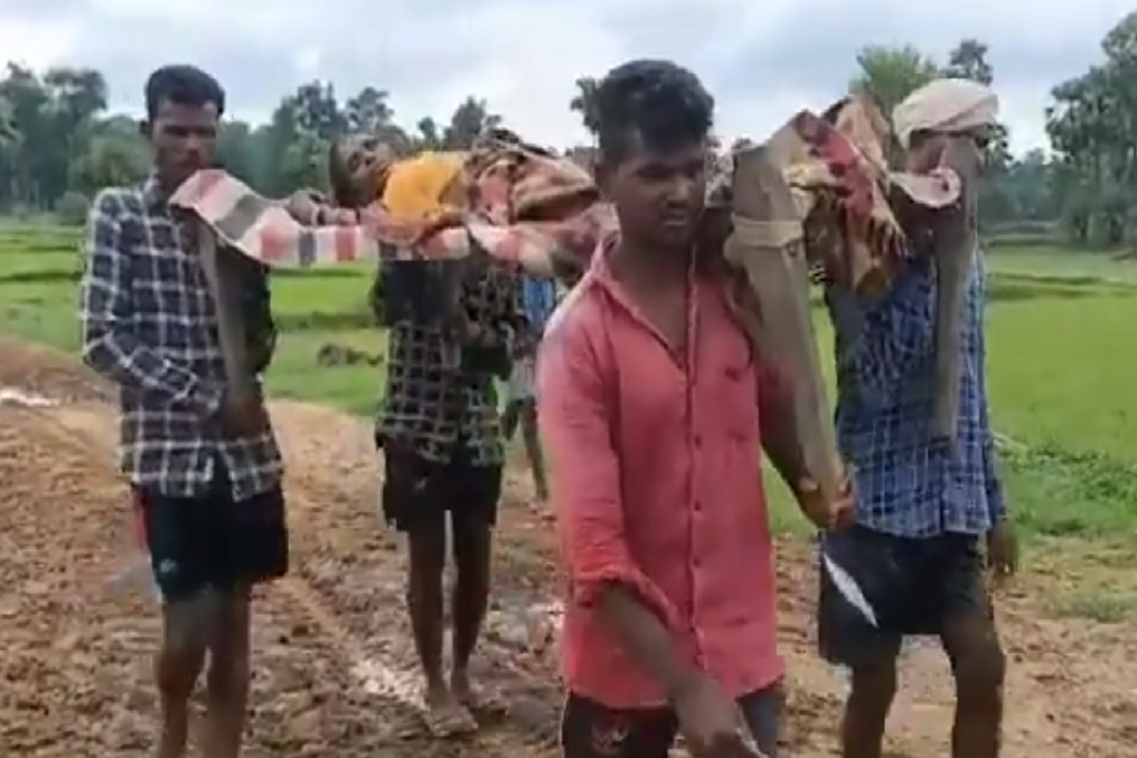 महिला के परिजन उसे खाट पर लेकर 12 किलोमीटर पैदल चले। (video screenshot)