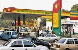 CNG के जरिए कार चलाने पर पेट्रोल का खर्च हो जाता है 50 फीसदी तक कम! जानें कन्वर्जन किट की कीमत से लेकर इसके अन्य फायदे