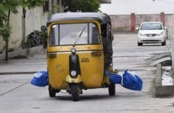 ऑटोरिक्शा में बाहर लटक रहे थे कोरोना रोगी के शव के हाथ-पैर, घटना से दुखी होकर अस्पताल के मेडिकल सुपरिटेंडेंट ने दिया इस्तीफा