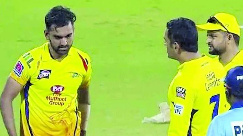 IPL 2019 में चेन्नई सुपरकिंग्स और किंग्स इलेवन पंजाब के एक मैच में भी धोनी का गुस्सा देखने को मिला था। दरअसल इस मुकाबले में किंग्स इलेवन को 12 गेंदों पर 39 रन बनाने थे। धोनी ने गेंद दीपक चाहर को थमाई। दीपक ने पहली गेंद ही नो बॉल फेंकी। सरफराज ने इस गेंद पर चौका जड़ दिया। अगली गेंद भी फुल टॉस थी और कमर से ऊपर थी। यह भी नो बॉल थी। इस पर सरफराज ने दो रन बनाए। धोनी को भी लग कि इस तरह तो मैच उनके हाथों से निकल जाएगा। धोनी गुस्से में दीपक चाहर के पास गए उन्हें समझाने लगे कि तू ये कर क्या रहा है।