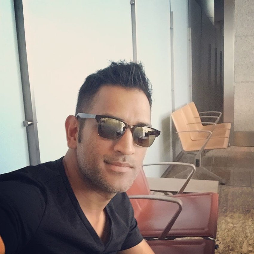धोनी पिछले एक साल से क्रिकेट से दूर हैं। अंतिम बार वह वर्ल्ड कप में नजर आए थे। इसके बाद वे सिर्फ नेट प्रैक्टिस में ही दिखाई दिए। धोनी के संन्यास की खबरें भी सुनने में आईं लेकिन उनके अंदर क्या चल रहा है ये तो वही जानते हैं।