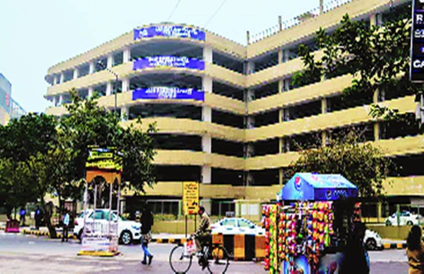 गौतम बुद्धनगर (नोएडा) स्थित डीएलएफ का पार्किंग स्थल।