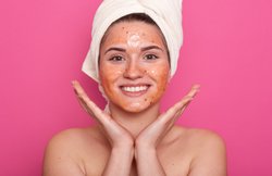 Skin Care: पिंपल्स दूर करने में मदद करेगा चंदन फेस पैक, रात को सोने से पहले इस्तेमाल करने से यूं मिलेगी ग्लोइंग स्किन