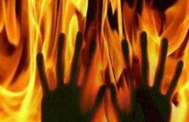 घटना यूपी में ग्रेटर नोएडा की है। पुलिस का कहना है कि सरकारी उपक्रम एनटीपीसी में ठेके पर काम करने वाले 32 वर्षीय कर्मचारी को पिछले 6 महीने से सैलरी नहीं मिली थी।
