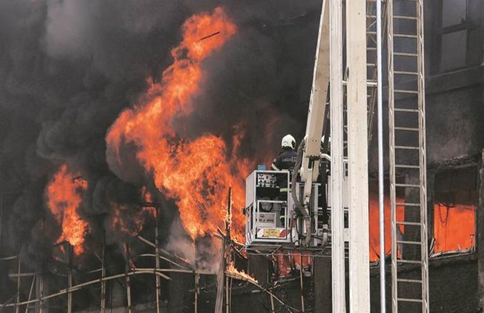 मुंबई के बोरिवली शॉपिंग सेंटर में लगी भयानक आग, मौके पर फायर ब्रिगेड की 14 गाड़ियां
