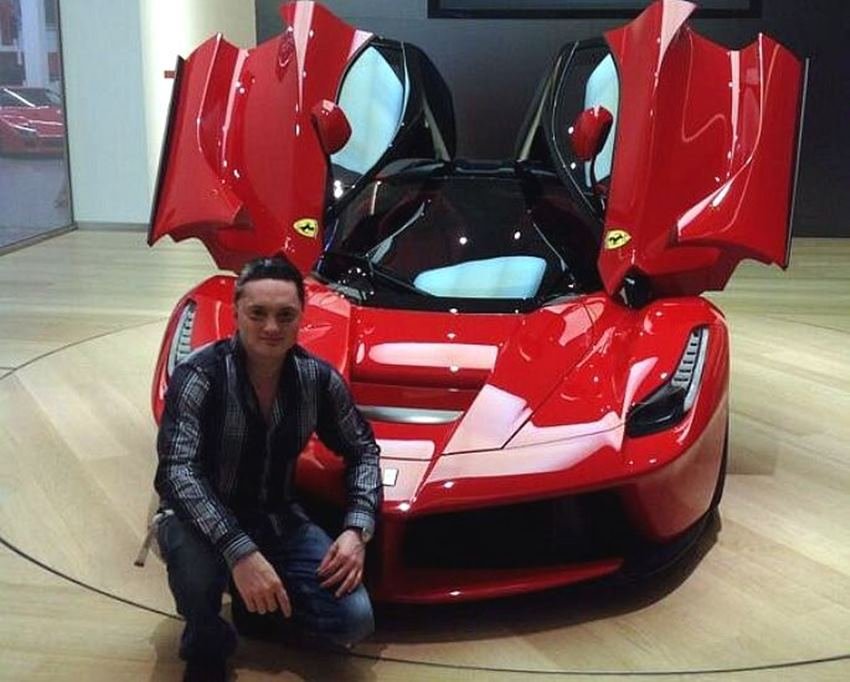 रेमंड्स के गौतम सिंघानिया के पास फरारी 458 है। गौतम कार रेसिंग के भी शौकीन हैं। फरारी के अलावा उनके गराज में दुनिया की कई आलीशान गाड़ियां मौजूद हैं।