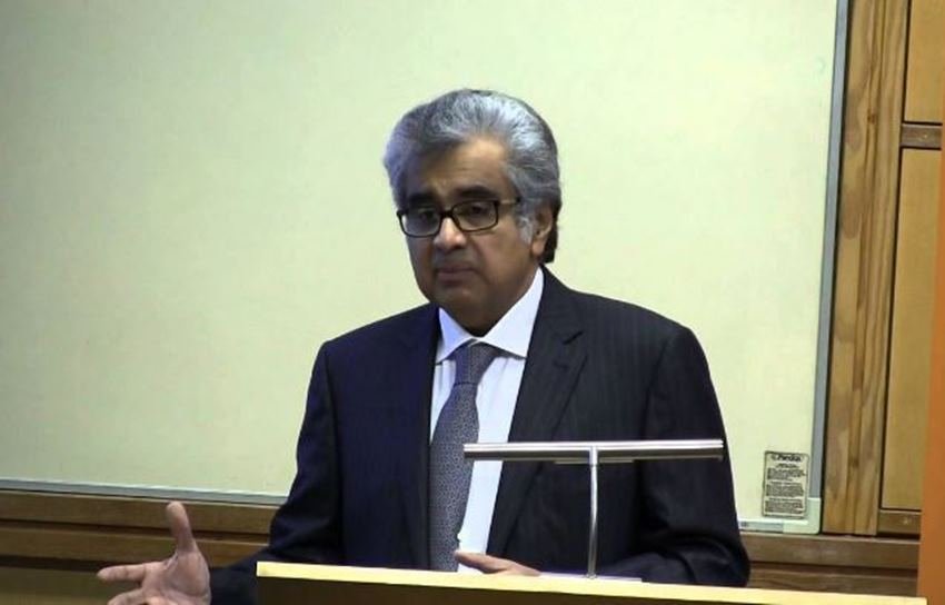 देश के तमाम बड़े केस लड़ चुके हरीश साल्वे की फीस की बात करें तो वह मोटी रकम चार्ज करते हैं। लीगली इंडिया रिपोर्ट ने 2015 में बताया था कि साल्वे हाई कोर्ट और सुप्रीम कोर्ट दोनों के लिए 6-15 लाख रूपए प्रति सुनवाई फीस लेते हैं।