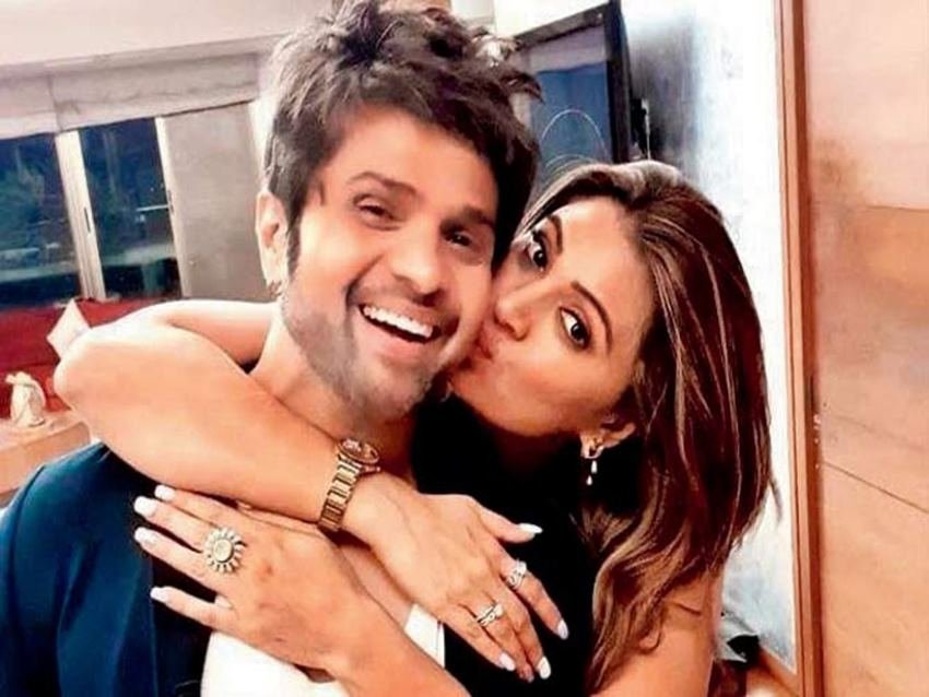 कहा जाता है कि सोनिया कपूर हिमेश रेशमिया की फैमिली फ्रेंड थीं। इस कारण वह हिमेश के परिवार में हर किसी से बात किया करती थीं। कोमल से सोनिया की बहुत अच्छी बॉन्डिंग थी। हालांकि हिमेश से मोहब्बत ने सोनिया को अपनी दोस्त कोमल से दगा करने पर मजबूर कर दिया।