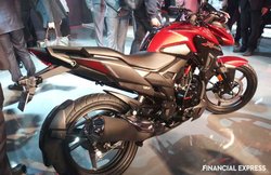 BS6 Honda X-Blade भारत में हुई लॉन्च, दो वैरिएंट के साथ मिलेगा 6 कलर में खरीदने का ऑप्शन! देखें कितनी है कीमत