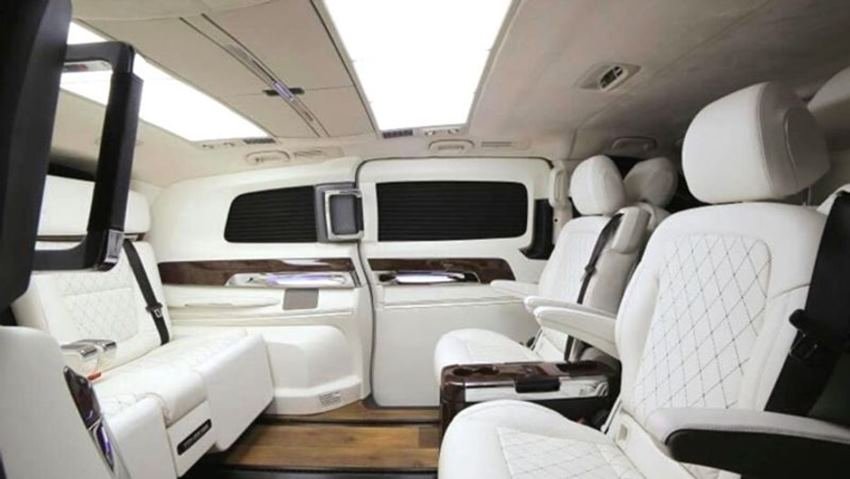 रितिक ने अपनी कार को मॉडिफाई करने का काम एक नामी निजी कंपनी को दिया था। एक महीने की कड़ी मशक्कत के बाद कंपनी ने बेहद शानदार इंटीरियर मॉडिफिकेशन किया है।