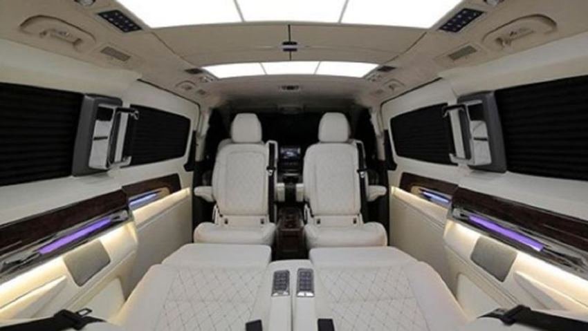 कार की सोफा सीट को इस तरह से बनाया गया है कि वह एक लग्जरी बेड की तरह भी बन जाता है।