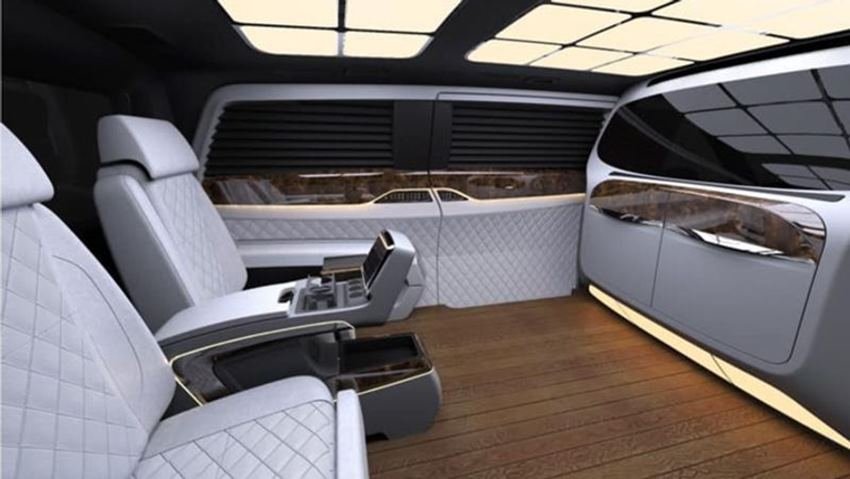 इंटीरियर में लकड़ी के साथ क्रोम का इस्तेमाल भी किया गया है। इसकी छत पर एसी वेंट्स भी दिए गए है।