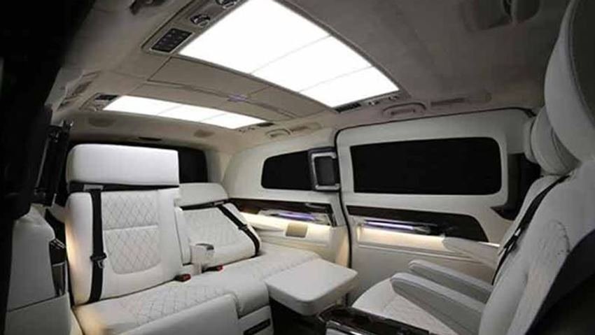 कार की दूसरी लाइन की सीट को कैप्टन सीट के रूप में रखा गया है। तीसरी लाइन को सोफा सीट के रूप में रखा गया है और दोनों को एक दूसरे के आमने- सामने रखा गया है।